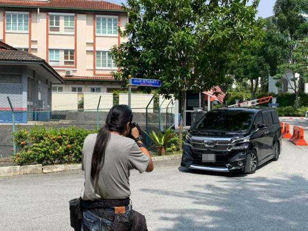 Kenderaan yang dipercayai membawa seorang menteri meninggalkan kediaman Muhyiddin pagi tadi.