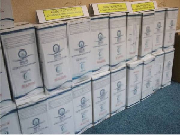 Sebahagian air zam zam yang dirampas di Pelabuhan Barat. - Foto ihsan JKDM