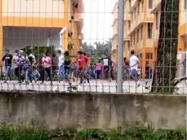 Rabu lalu tular video memaparkan pergaduhan sekumpulan warga asing di asrama pekerja kilang berkenaan.