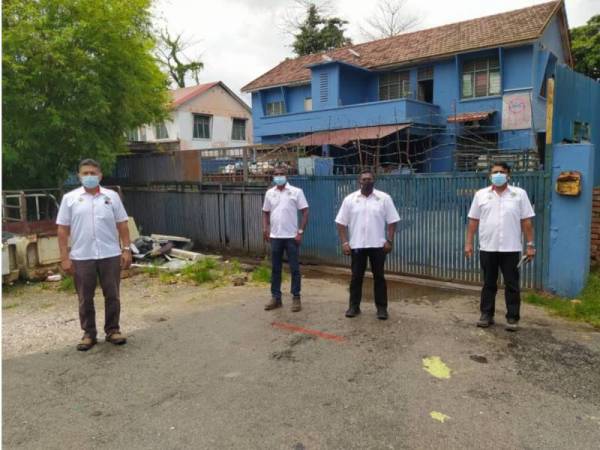 Sathia (kiri) bersama AJK persatuan berdiri di hadapan sebuah premis barangan kitar semula yang ditutup sejak sebulan yang lalu sekaligus memberi kesan kepada rangkaian sektor berkaitan.