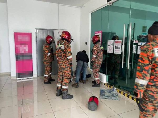 Penduduk menahan 'Spiderman' yang cuba pecah masuk rumah sebelum diserahkan kepada pihak bomba yang datang membantu di Aliff Residence, Jalan Tahana, Tampoi, Johor Bahru pada Rabu.
