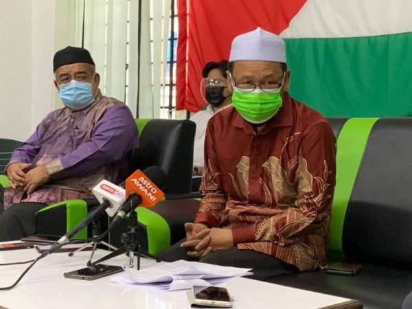 Che Abdullah semasa sidang media selepas menyampaikan replika cek tersebut.