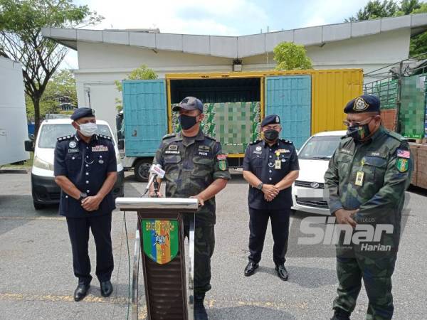 Muhammad (tengah) pada sidang akhbar di Ibu Pejabat Polis Daerah Shah Alam pada Khamis.
