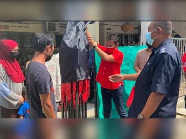 Sumbangan khemah kepada penjaja rojak terbabit agar dia dapat berniaga dengan lebih baik mengikut SOP. - Foto ihsan IPD Kemaman