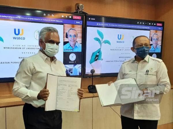 Naib Presiden GROUP HSE, Iqbal Gopalsamy Abdullah (kiri) bersama Mohd Hizamri selepas majlis menandatangani MoU penanaman pokok dan pemulihan Hutan di Pahang bersama Wasco Coating Sdn Bhd di Gebeng, Kuantan pada Khamis.