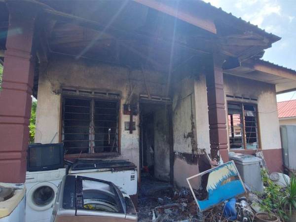 Kediaman milik Shahrunizam yang musnah dalam kebakaran tahun lalu masih belum dibaik pulih.