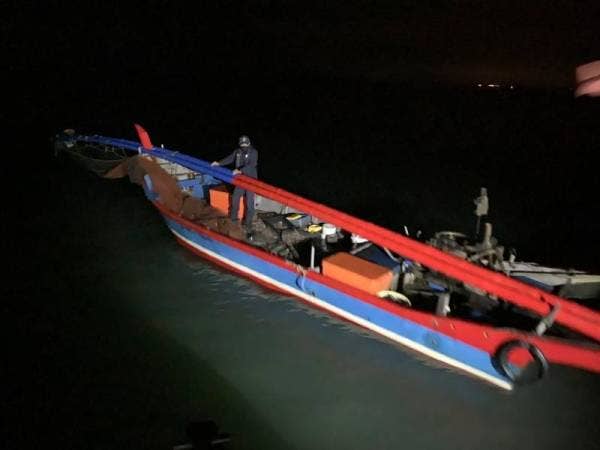 Anggota Maritim Malaysia Zon Kuala Kedah merampas bot bersama peralatan serta enjin yang telah diubah suai dan dibawa ke Jeti Zon Maritim Kuala Kedah. - Foto Maritim Malaysia