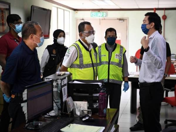 Awang (tengah) mendengar taklimat daripada Pengurus Besar Mapo Industries Sdn Bhd, Jenson Heng (kanan) dalam Operasi Pematuhan Akta 446 dan SOP Akta 342 di sebuah kilang pembuat kontena plastik di Pulau Indah pada Khamis.  - Foto Bernama