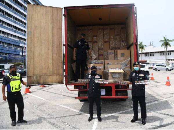 Polis berjaya memintas dan menahan sebuah lori di Lebuhraya Gambang-Kuantan yang membawa 265 kotak besar rokok putih bernilai RM2 juta termasuk cukai, dipercayai diseludup masuk ke negara ini. - Foto Bernama