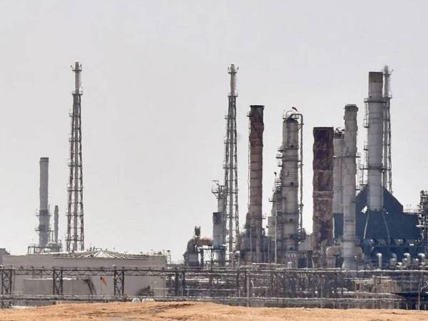 Gambar fail menunjukkan sebuah loji minyak milik sebuah syarikat kerajaan itu yang terdapat di Arab Saudi. - Foto AFP