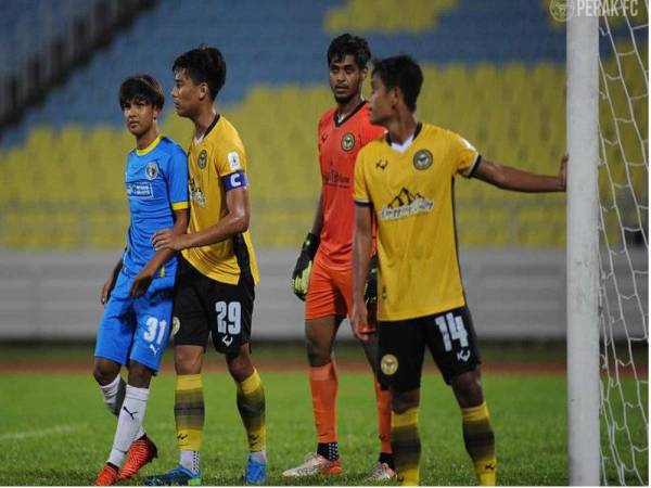 Yuganes (dua dari kanan) muncul antara penjaga gol kedua terbaik yang berjaya mencatat ‘clean sheet’ tertinggi pada saingan Liga Premier 2021.