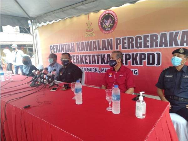 Amirudin (tiga dari kanan) sewaktu sidang media selepas melakukan tinjauan di PKPD Bersasar Taman Murni, pada Jumaat, 