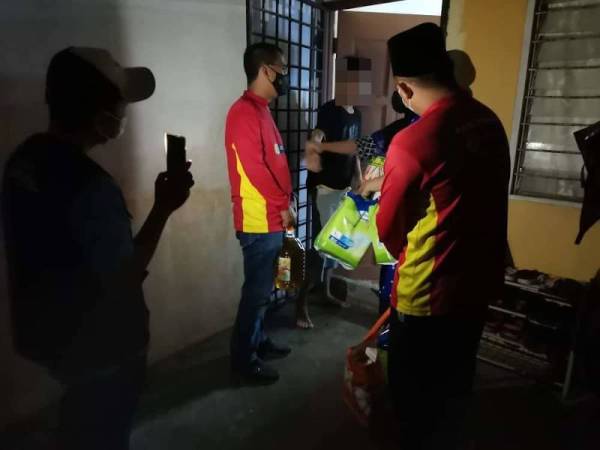 Pihak LZS memberikan barangan seperi lampin pakai buang dan barangan keperluan kepada sebuah keluarga yang tidak mempunyai bekalan lampin pakai buang yang mencukupi. - Foto ihsan FB LZS