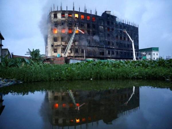 Kebakaran tercetus di bangunan tujuh tingkat milik Hashem Foods factory pada Khamis dan anggota bomba berjaya memadamkan api pada pagi Jumaat.- Foto Reuters