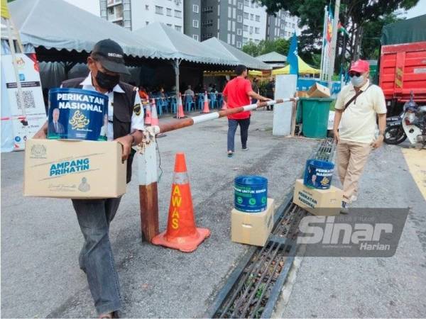 Abdullah (kiri) ditemui selepas menerima sumbangan barangan keperluan harian menerusi program Bakul Makanan Parlimen Ampang pada Jumaat.
