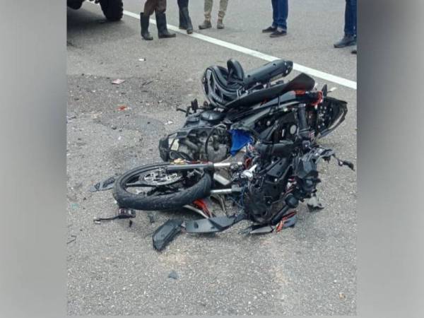 Motosikal dinaiki mangsa yang terbabit dalam kemalangan di KM 53 Jalan Kuala Terengganu-Bukit Besi dekat Kampung Landas di sini pada Jumaat.