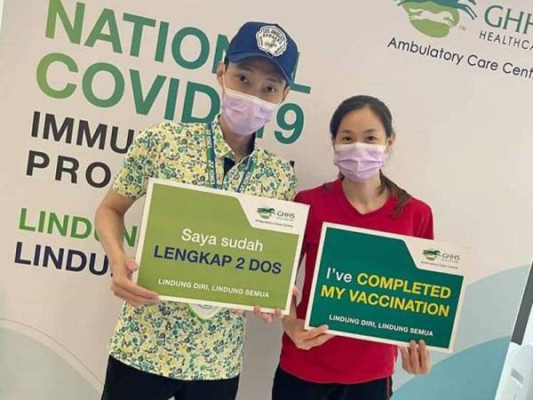 Chong Wei dan isteri, Mew Choo selepas melengkapkan dos kedua vaksinasi masing-masing pada Jumaat. - Foto FB Lee Chong Wei
