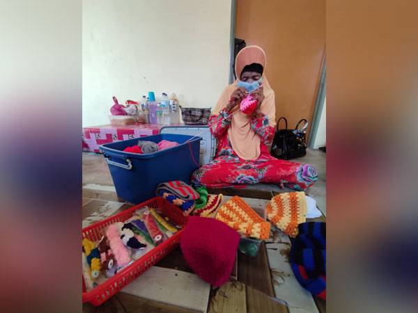Noryati mahir mengait kopiah, penyambung pelitup muka dan produk kait lain.