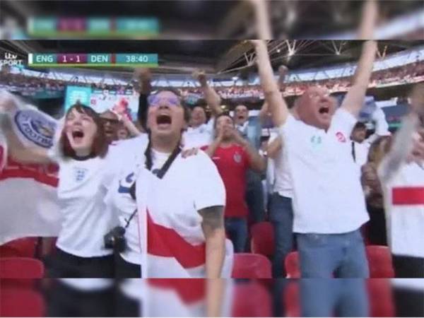 Nina Farooqi (dua dari kiri) menyaksikan perlawanan bola sepak antara England dengan Denmark di Stadium Wenbley, London pad 7 Julai lalu. - Foto ITV/Nina Farooqi