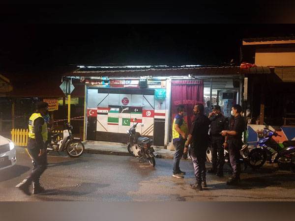 Sepasukan anggota polis menyerbu kedai gunting rambut di AU3 di sini pada Jumaat.