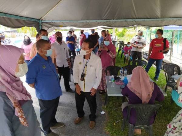 Saarani (dua dari kiri) meninjau program Jangkauan Komuniti di Dewan Serbaguna Kampung Mak Teh, Tapah Road pada Sabtu.