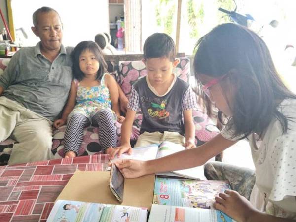 Moktarudin (kiri) buntu memikirkan dua anaknya yang terpaksa bergilir menggunakan telefon bimbit untuk mengikuti pembelajaran secara dalam talian berikutan pelaksanaan PKP.