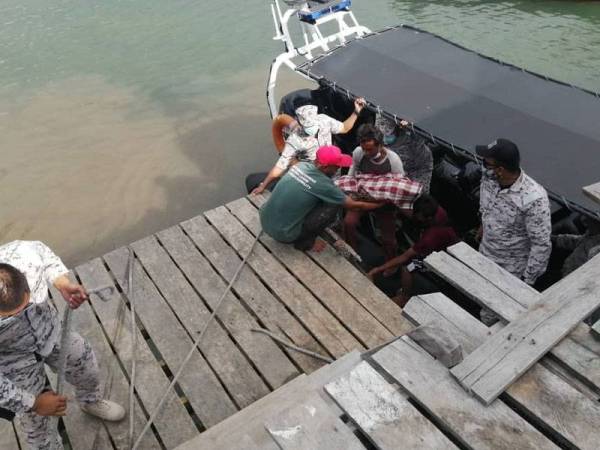 Mayat mangsa dibawa ke rumah keluarga untuk pengesahan.