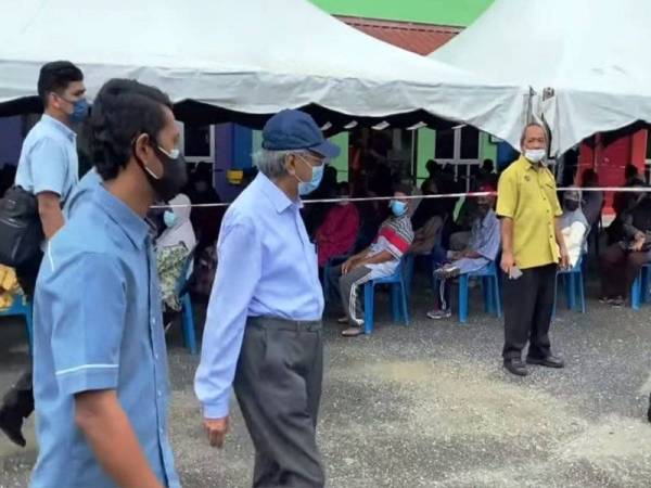 Dr Mahathir (dua, kiri) ketika meninjau operasi Program Outreach Vaksinasi Covid-19 di Pusat Pemberian Vaksin (PPV), Dewan KEDA Pulau Tuba, pada Sabtu.