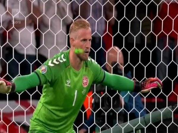 Penyokong England memancar laser ke arah muka Schmeichel sebelum sepakan penalti Kane pada aksi separuh akhir Euro 2020 di Stadium Wembley pada Khamis lalu.