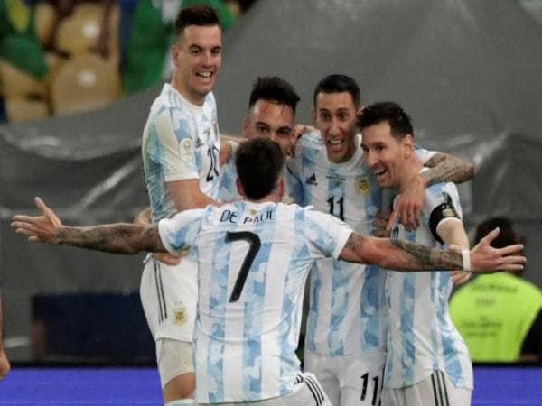 Messi (kanan) dan barisan pemain Argentina meraikan jaringan Angel di Maria di Stadium Maracana sebentar tadi.