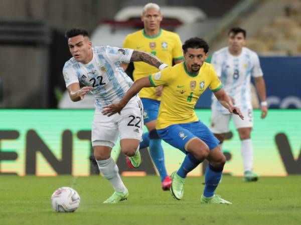 Peman Brazil, Marquinhos cuba mengekang pergerakan pemain Argentina, Lautaro Martinez pada aksi final Copa America 2021 di Stadium Maracana pada Ahad. - Foto EPA