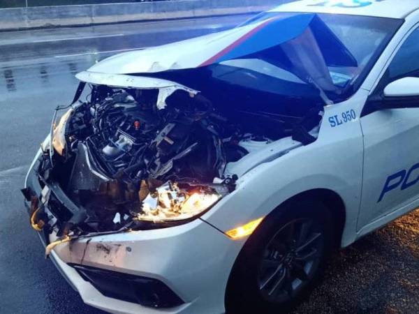 Kenderaan MPV polis rosak akibat dilanggar kereta yang dipandu suspek pada Sabtu.