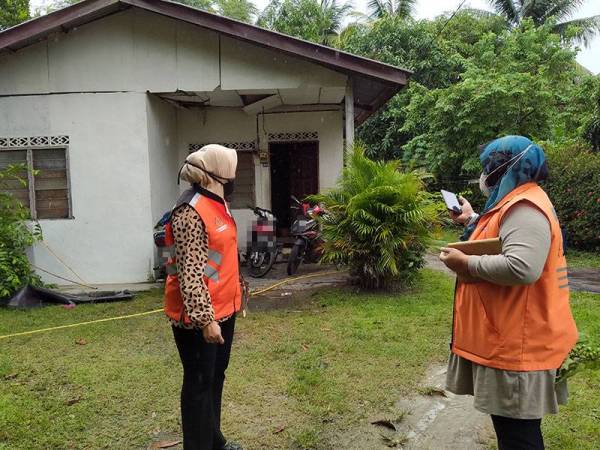 Kakitangan Jabatan Kebajikan Masyarakat meninjau bahagian hadapan rumah Yusuf dan Kalsom di Kampung Keda Che Bema Sungai Petani Kedah.