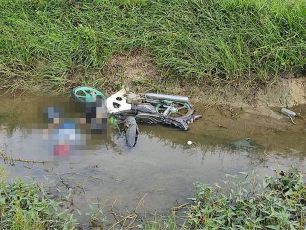 Mayat lelaki yang masih memakai topi keledar ditemui bersebelahan motosikalnya dalam tali air.