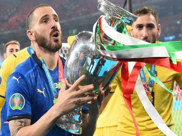 Bonucci (kiri) bersama trofi Euro 2020.