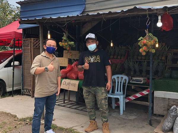 Maszlee (kiri) singgah ke gerai Pak Samad di Jalan Machap dekat Simpang Renggam, Kluang. (Foto: FB Dr Maszlee Malik)