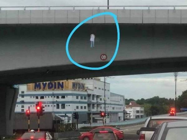 Patung yang digantung di bawah jambatan di Jalan Tun Abdul Razak - Ayer Keroh pada Isnin.