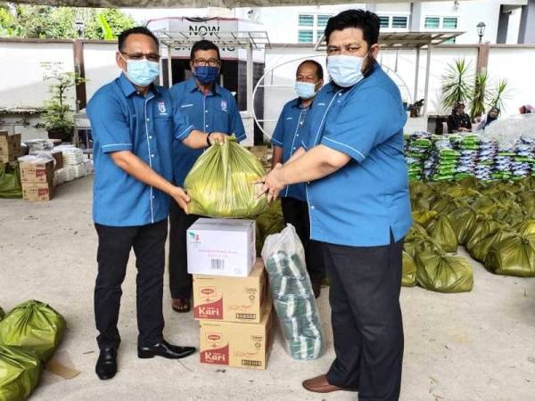 Simbolik perasmian ‘talian bendera putih’ oleh Ketua Biro Kebajikan Pejuang Negeri Kelantan, Shaifulrizan Mohd Nasir (kanan) dan ahli-ahli Pejuang Kelantan di K Castle di Kota Bharu pada Isnin.