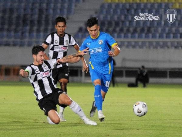 Aksi persahabatan antara TFC dan Penang FC di Stadium Sultan Mizan Zainal Abidin di Gong Badak malam tadi. - Foto FB TFC