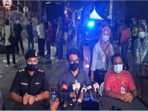 Johary (tengah) ketika sidang media yang diadakan pada awal pagi Selasa.