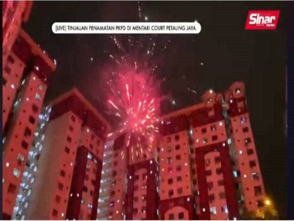 Percikan bunga api sebagai tanda terima kasih penduduk Mentari Court kepada 'frontliner' yang bertugas.