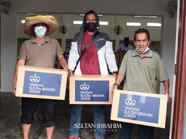 Penerima bersama bantuan makanan kurniaan Sultan Johor. Foto: RPO