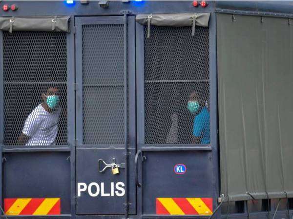 Seramai 19 individu dihadapkan ke Mahkamah Sesyen di sini hari ini atas pertuduhan menganggotai kumpulan jenayah terancang dikenali sebagai ‘Geng Sakai’ antara Januari 2015 dan Jun 2021. - Foto Bernama