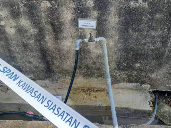 SPAN telah menyita semua punca sambungan air di premis berkenaan kerana disyaki membuat penyambungan secara haram.