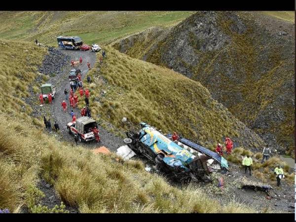 Keadaan bas yang terjunam ke dalam gaung sedalam 100 meter di bahagian selatan Chuquisaca, Bolivia.