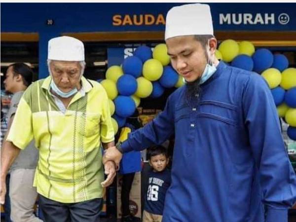 Kenangan Ebit bersama bapanya sewaktu pembukaan cawangan ElewsMart. - Foto FB Ebit Lew