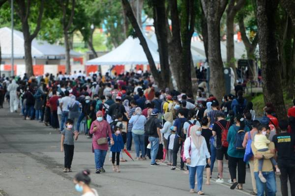 Beginilah keadaan di Pusat Penilaian Covid-19 (CAC) di Stadium Malawati yang terus sesak dengan kunjungan orang ramai. Foto oleh Halim Wahab