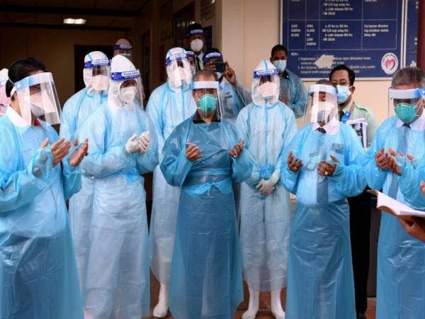 Perdana Menteri Tan Sri Muhyiddin Yassin (tengah) mengaminkan doa ketika meluangkan masa melawat Wad Forensik Hospital Tengku Ampuan Rahimah pada Selasa. - Foto Bernama