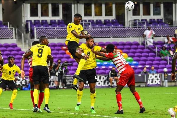 Antara aksi menarik melibatkan pemain Suriname, Kelvin Leerdam (kanan) ketika menolak pemain Jamaica, Liam Moore (dua kanan) pada aksi kumpulan Piala Emas CONCACAF di Stadium Exploria, Orlando, Florida. -Foto: AFP