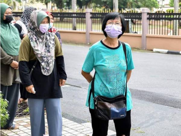 Lee Chou beratur menunggu giliran menerima sumbang daripada MAIK di Kota Bharu pada Selasa. - Foto ihsan MAIK